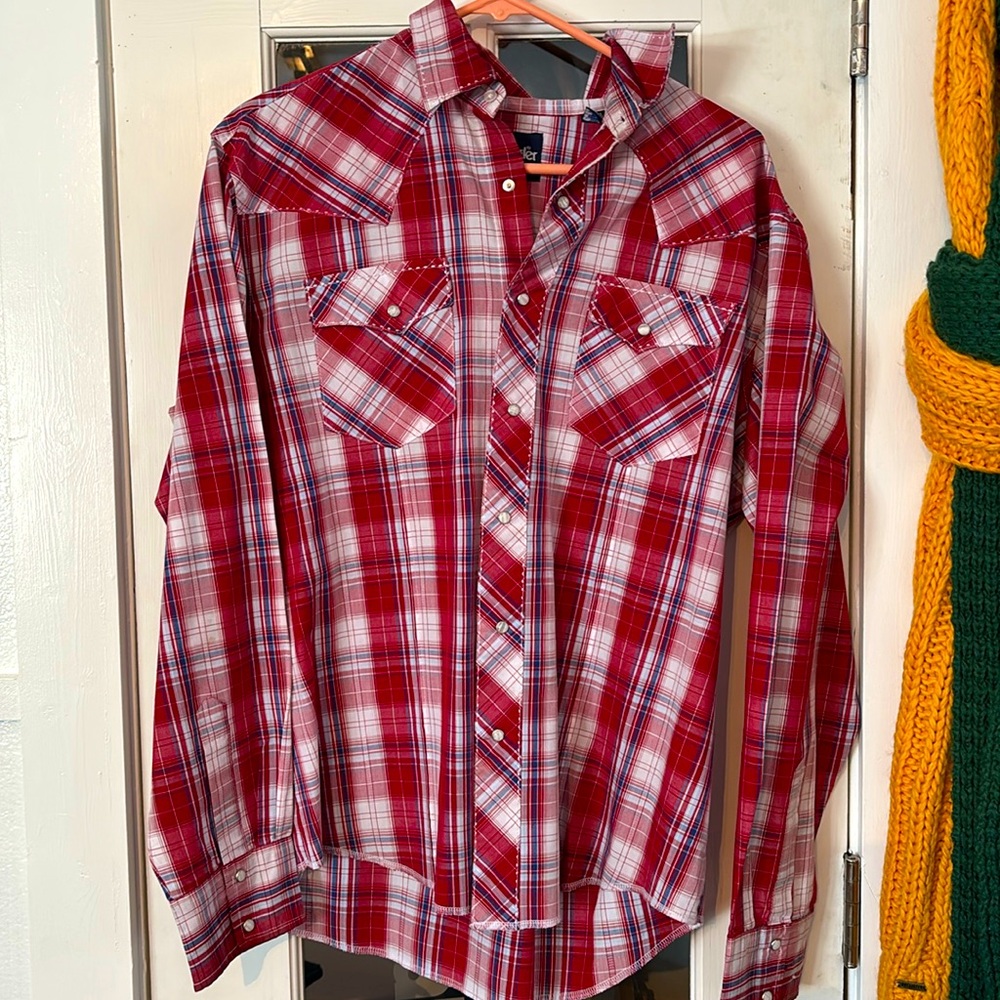 Men’s Wrangler red white & blue dress shirt fancy buttons crisp!